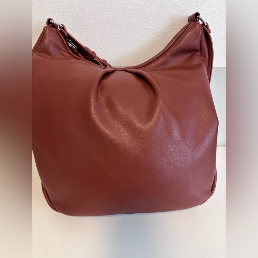 Bugatti Elegant Brown Leather Shoulder Bag - Picture 7 of 9